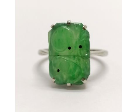 Chinese hand carved jade panel ring in 9ct marked white gold - size M &amp; 2.9g total weight ~ jade is a/f 