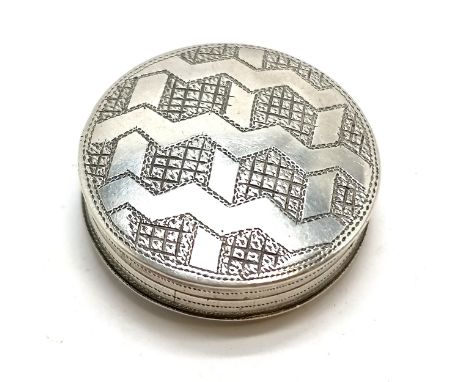 1806 George III silver lidded patch box by Samuel Pemberton - 2.2cm diameter &amp; 4.9g &amp; in overall good condition