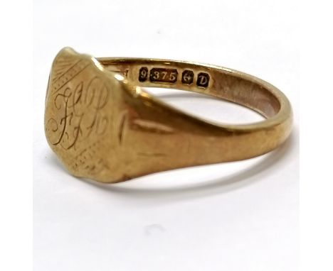 Gents 9ct hallmarked gold signet ring with shield detail to front - size X &amp; 5.4g 