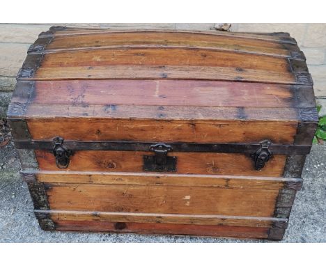Vintage pine domed trunk, oak bound with metal mounts, no inner tray, but good used condition, 82 cm wide, 48 cm deep, 60 cm 