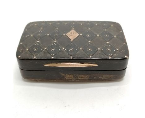 Antique horn table snuff box with unmarked gold pin work detail - 7cm x 4.6cm and has slight a/f near the hinge 