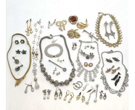 Qty of costume jewellery inc earrings, necklaces, brooches, hunting bar brooch (6.5cm) etc 