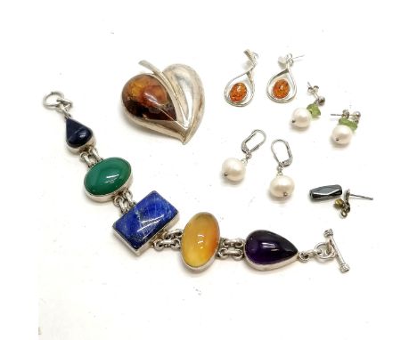 Qty of silver jewellery inc amber heart shaped fruit brooch + earrings, pearl / peridot earring, multi hardstone bracelet 19c