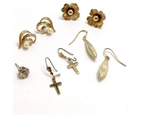 4 x pairs of 9ct gold earrings inc cross, pearl set, flower, torpedo shaped (dents) t/w unmarked gold single earring - total 