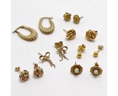 7 x pairs of 9ct gold earrings inc pearl set, hoops, bows etc - 5g total weight - SOLD ON BEHALF OF THE NEW BREAST CANCER UNI