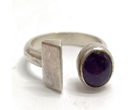 Silver amethyst set ring with hand chased detail by native american M Slim - size R/S &amp; 6.9g total weight 