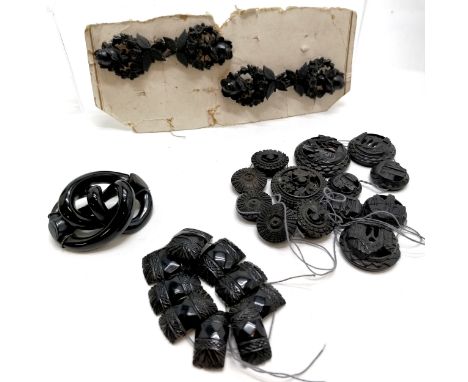 Qty of antique jewellery inc bog oak bracelet panels loosely strung, jet brooch &amp; bracelet (1 panel damaged) &amp; 2 vulc