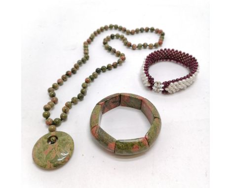 Unakite (?) bead necklace (68cm) with pendant &amp; sprung bangle t/w pearl / garnet reversible silver magnetic clasp bracele