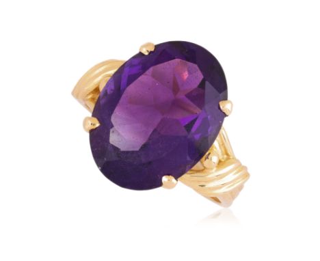 AN AMETHYST RING
Featuring an oval amethyst weighing 7.00 Cts, mounted in a yellow gold setting marked '14K 585'.
US Size 6 3