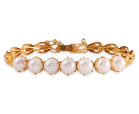 AN AKOYA CULTURED PEARL BRACELET Featuring akoya cultured pearls measuring approximately 6.50-7.00mm, mounted in a yellow gol