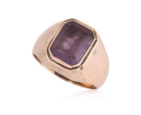A SYNTHETIC SAPPHIRE SIGNET RING
Featuring a synthetic sapphire mounted in a rose gold setting marked '14K'.
US Size 9
8.1g
C
