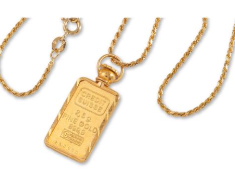 A GOLD BAR PENDANT ON AN ITALIAN GOLD CHAIN
Featuring a 2.5g Credit Suisse gold bar, mounted in a yellow gold setting marked 
