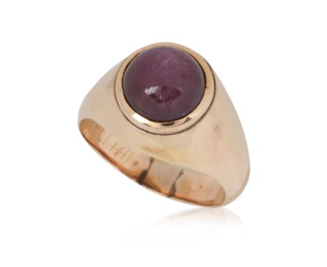 A STAR RUBY RING
Featuring a star ruby weighing approximately 3.0 Cts, mounted in a yellow gold setting marked '14K', signed 