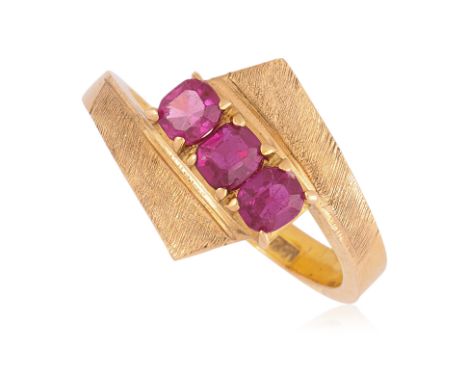 A SYNTHETIC RUBY CROSSOVER RING
Featuring synthetic rubies mounted in a yellow gold setting marked '18K'.
US Size 5
4.0g
Owne
