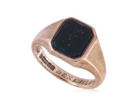 A BLOODSTONE SIGNET RING
Featuring a bloodstone tab, mounted in a yellow gold setting with english hallmarks of '9 375' for 9