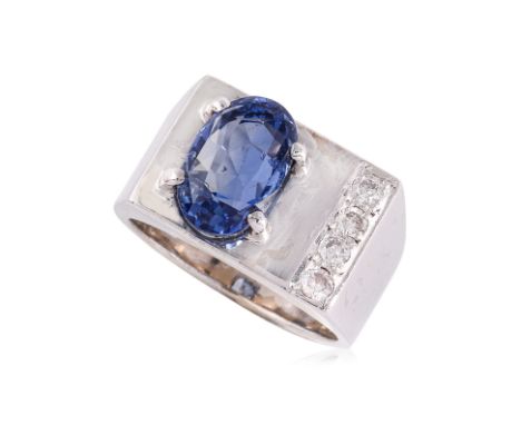 AN UNHEATED SRI LANKAN BLUE SAPPHIRE AND DIAMOND RING
Featuring an oval blue sapphire weighing approximately 2.60 Cts, mounte