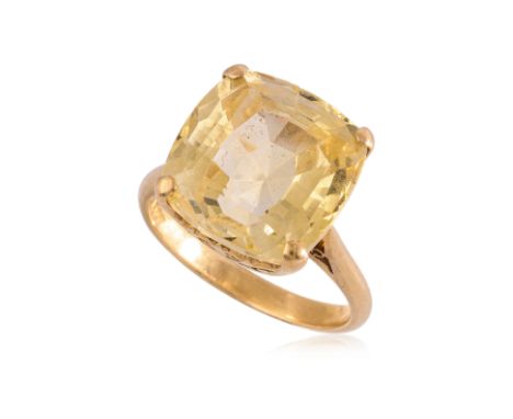 AN UNHEATED SRI LANKAN YELLOW SAPPHIRE RING
Featuring a cushion cut yellow sapphire weighing approximately 10.0 Cts, mounted 