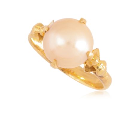 A CULTURED PEARL RING
Featuring a button shaped cultured pearl measuring approximately 8.0mm, mounted in a yellow gold settin