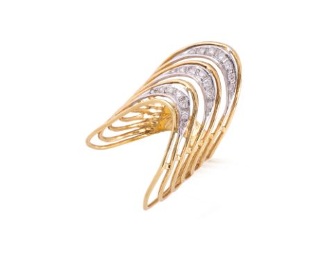 A TWO TONE DIAMOND RING
Featuring round brilliant cut diamonds totalling approximately 0.28 Cts, mounted in a two ton e gold 