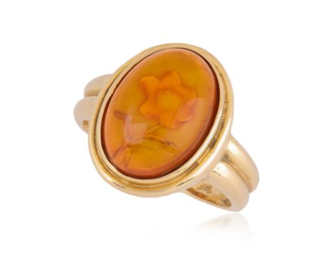 AN AMBER 'INTAGLIO' RING
Featuring an amber 'intaglio', mounted in a yellow gold setting marked '750' for 18K, with an additi