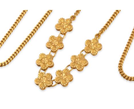 A GOLD NECKLACEFeaturing a high karat gold 'flower' necklace marked '916' for 22K, with additional Chinese maker mark of 'Mei