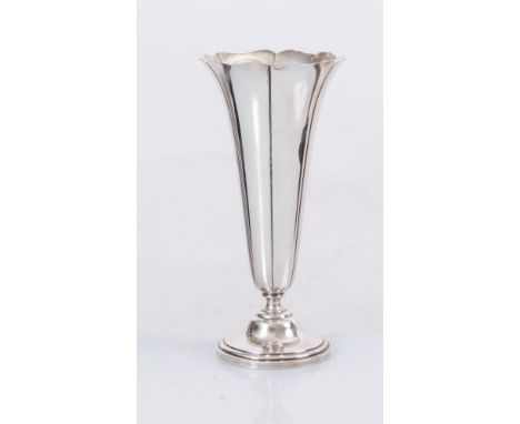 WALLACE. Vaso in argento 925. Sotto la base reca punzoni: Wallace, Sterling, R-23 e WEIGHTED REINFORCED. Cm 23x Ø 11,5. Peso 