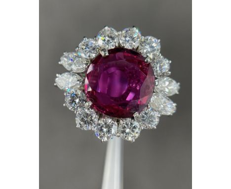 ANELLO IN ORO BIANCO CON RUBINO E DIAMANTI. Realizzato con rubino ovale sfaccettato del peso indicativo di 2,30 ct, probabile