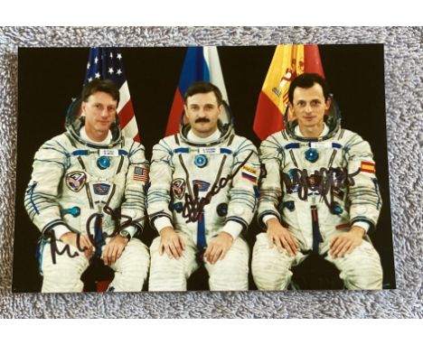 Space Cosmonauts Soyuz TMA-3 Crew Portrait signed By Whole Crew. Michael Foale, Alexandr Kaleri, Pedro Duque. 6 x 4 colour ph