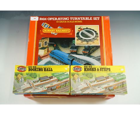 A Hornby model railway R414 operating turntable set, an Airfix kiosks and steps, and a booking hall