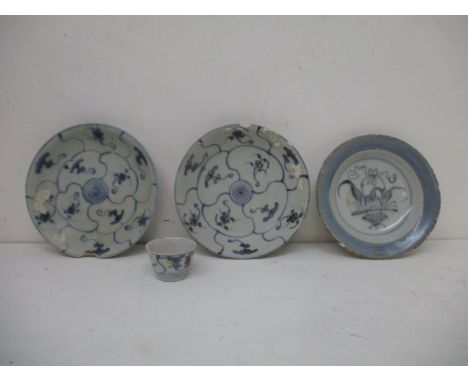 Tek Sing cargo ceramics, comprising of two similar dishes, a broad lipped dish and a small cup 