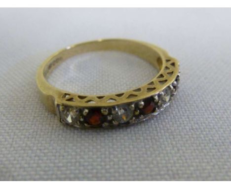 9ct gold diamond and garnet ring