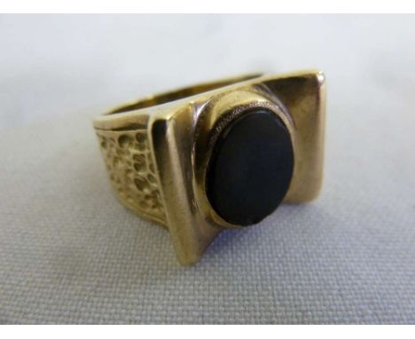 9ct yellow gold and onyx ring, approx 9.7g