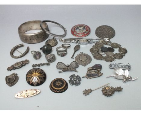 A COLLECTION OF VINTAGE AND SILVER JEWELLERY ITEMS, various periods, to include brooches, pendants, rings and bangles etc., s