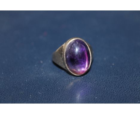 A HALLMARKED 9 CARAT GOLD AMETHYST RING,  set with an oval cabachon amethyst, ring size T