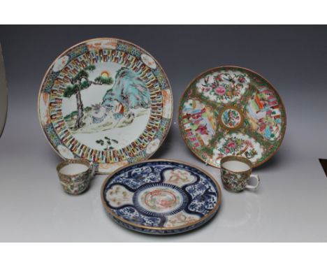 A COLLECTION OF ORIENTAL CERAMICS, comprising a famille rose plate and two cups, a reticulated plate with central panel depic
