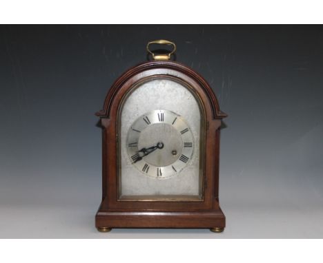 AN EDWARDIAN MAHOGANY CASED BRACKET CLOCK, white metal face with engraved scrolling decoration, silver chapter ring with Roma