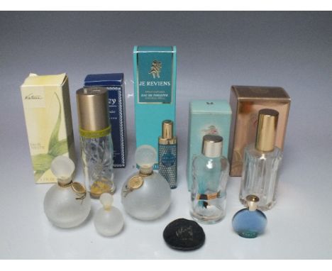 A SMALL COLLECTION OF VINTAGE PERFUME BOTTLES, to include a boxed 'Blue Grass' by Elizabeth Arden example and a selection of 