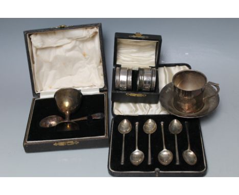 A COLLECTION OF HALLMARKED SILVER CONSISTING OF A CASED EGG CUP AND SPOON - BIRMINGHAM 1933, a teacup and saucer - Birmingham