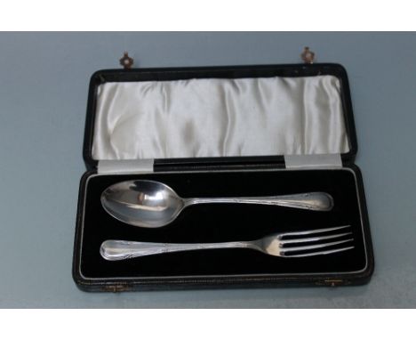 A HALLMARKED SILVER CASED SPOON AND FORK SET BY ARTHUR PRICE & cO - BIRMINGHAM 1932, W 18 cm