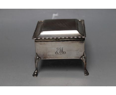 A HALLMARKED SILVER JEWELLERY CASKET BY DEAKIN & FRANCIS - BIRMINGHAM 1932,  sitting upon four hoofed feet and having plain s