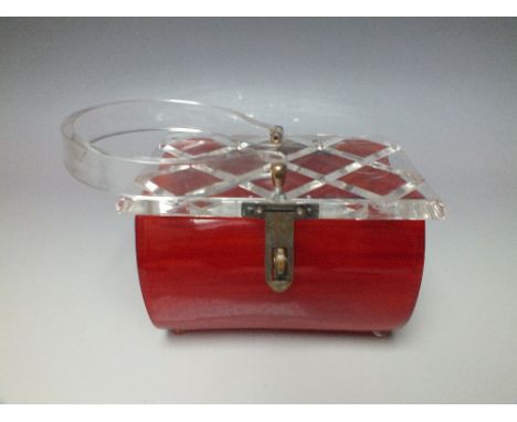 A 1940S / 1950S VINTAGE LUCITE HANDBAG, the marbled effect body raised on four bun feet, clear diamond carved lid with loop e