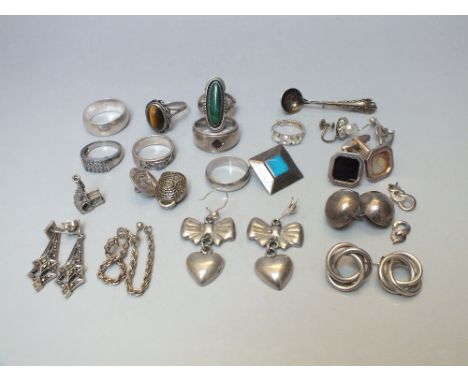 A COLLECTION OF SILVER RINGS AND EARRINGS ETC, to include a silver and garnet gents ring, a ladies silver dress ring set with