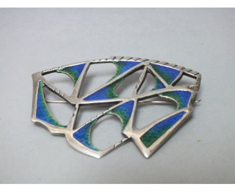 DAVID LAWRENCE - A 1960S HALLMARKED SILVER BROOCH, of abstract form with enamel decoration, W 7.1 cm