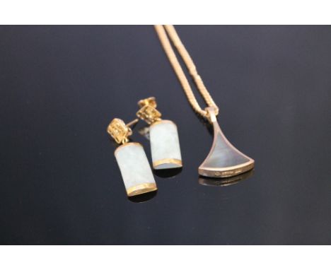 A HALLMARKED 9 CARAT GOLD MOTHER OF PEARL PENDANT,  on a 375 stamped chain, 10 g, together with a pair of 9K and Jade type ea
