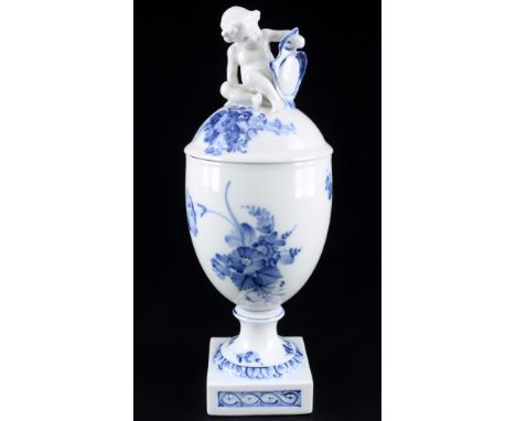 Royal Copenhagen Blaue Blume Deckelpokal mit Putte,Porzellan, Dänemark, mit grüner Firmenmarke und blauen Wellen, mit einem S