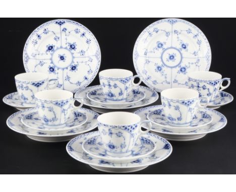 Royal Copenhagen Musselmalet 6 Kaffeegedecke,18-teiliges Porzellan, Dänemark, mit grüner Firmenmarke und blauen Wellen, u.a. 