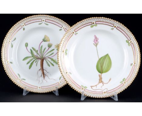 Royal Copenhagen Flora Danica 2 Kuchenteller 3573,Porzellan, Dänemark, mit grüner Firmenmarke und blauen Wellen, Dekor Flora 