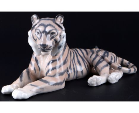 Royal Copenhagen liegender Tiger - Lauritz JENSEN,Porzellan, Dänemark, mit grüner Firmenmarke und blauen Wellen, Entwurf von 