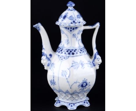 Royal Copenhagen Musselmalet Vollspitze Mokkakanne 1030,Porzellan, Dänemark, mit grüner Firmenmarke und blauen Wellen, mit ei