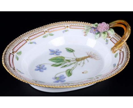 Royal Copenhagen Flora Danica Prunkschale 3540,Porzellan, Dänemark, mit grüner Firmenmarke und blauen Wellen, Dekor Flora Dan